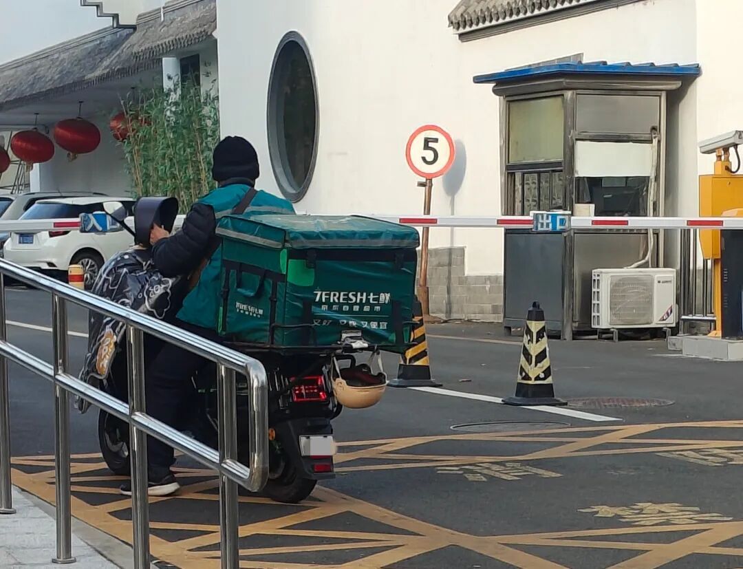生鲜配送“货重价低”，配送员权益谁来托底？