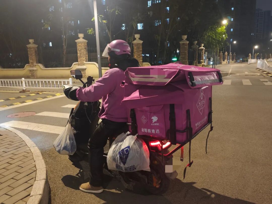生鲜配送“货重价低”，配送员权益谁来托底？
