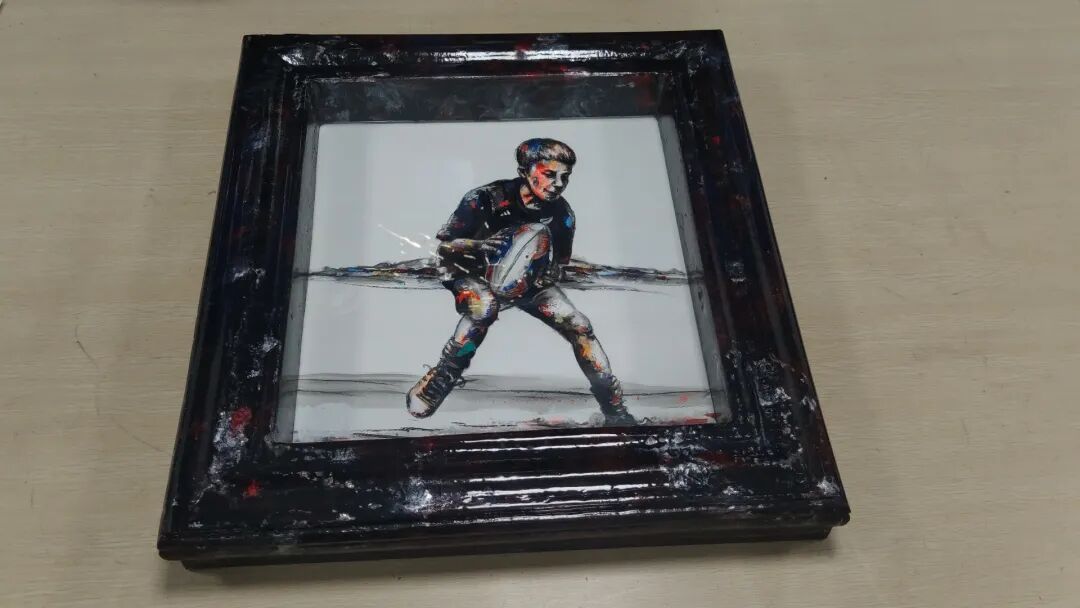 深圳海关一做工粗糙的黑色相框内发现暗格，内藏冰毒20.8kg