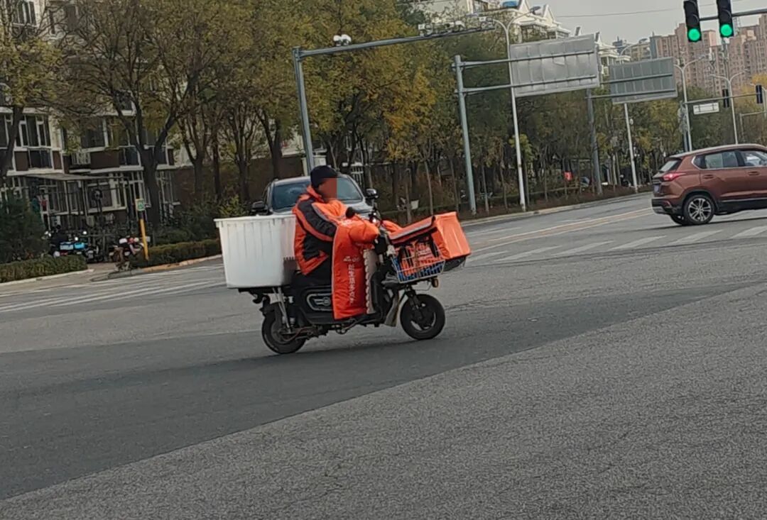 生鲜配送“货重价低”，配送员权益谁来托底？