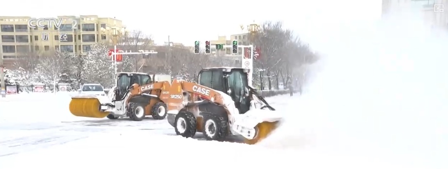 清扫、巡逻、走访……各部门协力应对风雪 保障道路畅通与群众生产生活