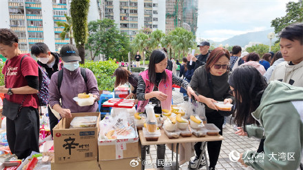 温暖传递！香港市民自发到场援助受灾民众