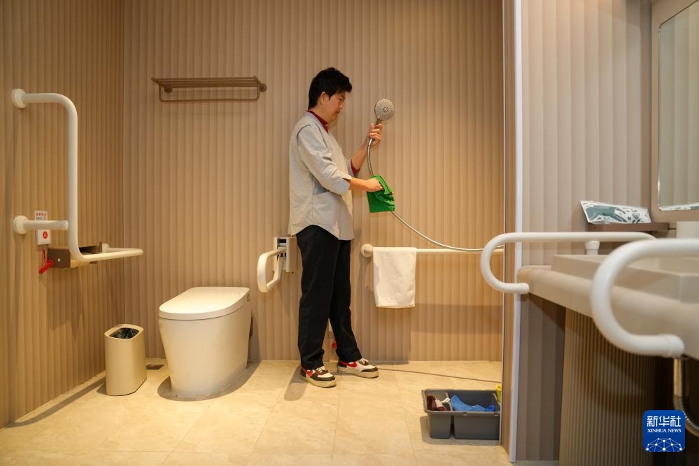 轮椅上的助残之光