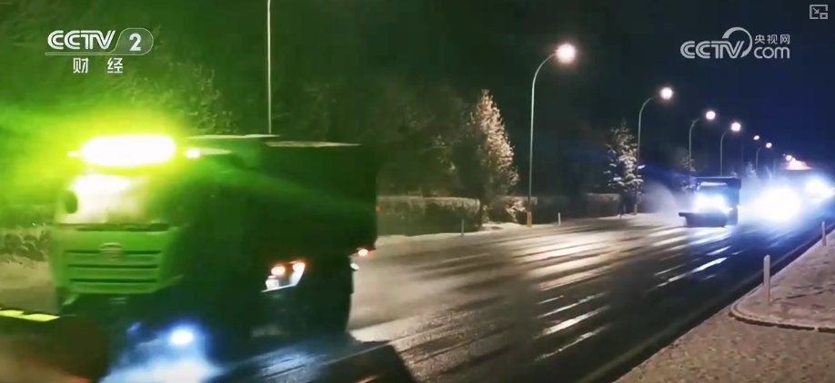清扫、巡逻、走访……各部门协力应对风雪 保障道路畅通与群众生产生活