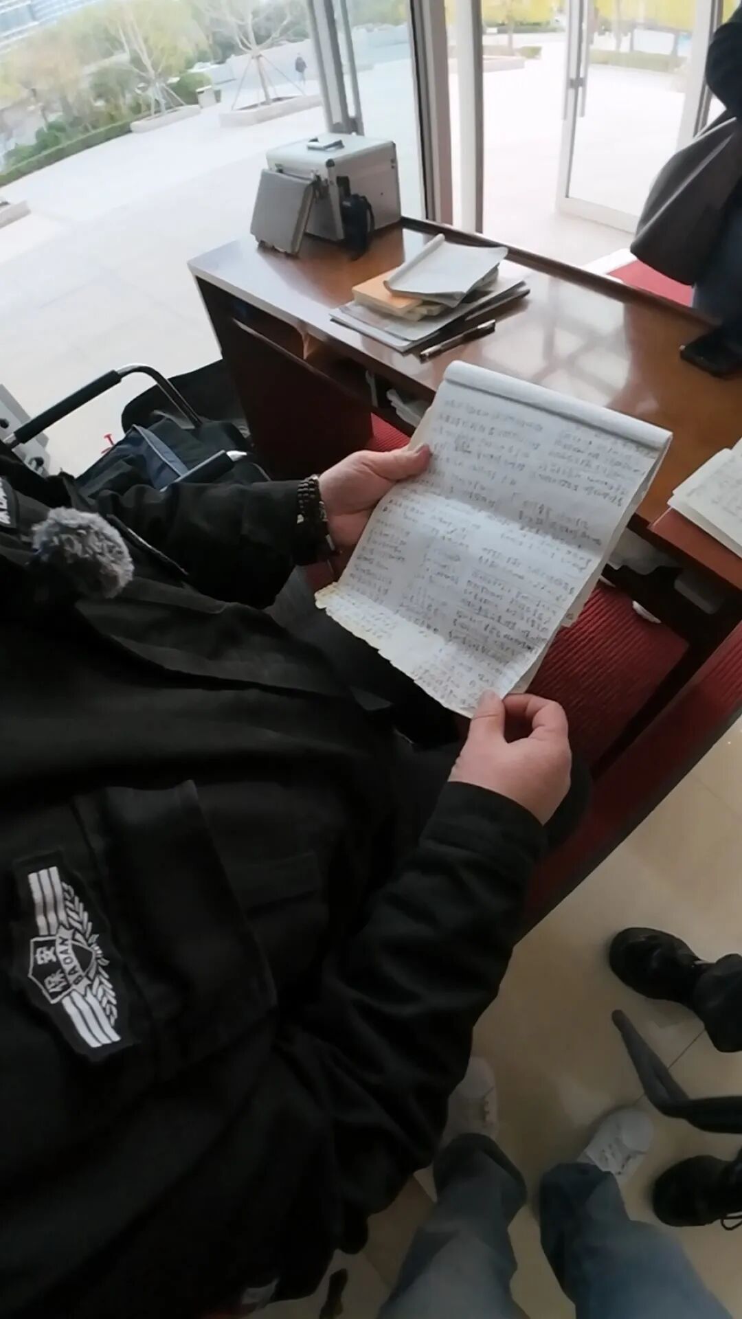 河南60岁大学“扫地僧”火了！5年写近400首诗