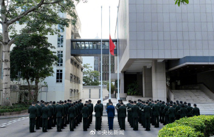 驻港部队举行悼念活动 驻港部队举行悼念活动