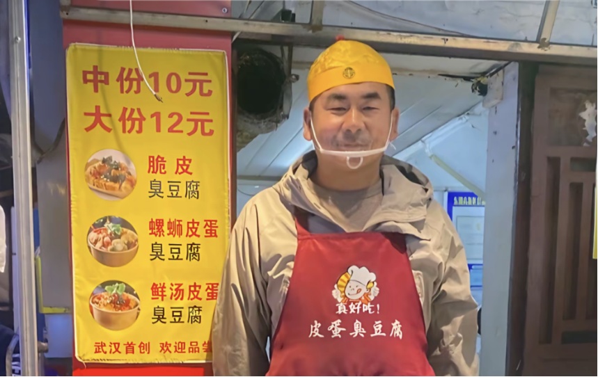 武汉一大学小吃街摊主因酷似《甄嬛传》“四郎”走红，闲暇时还与顾客对台词