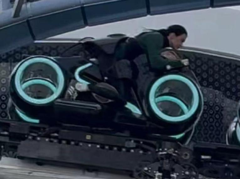 知名女歌手在上海迪士尼被偶遇，见证求婚！“一时不知道谁更幸福”