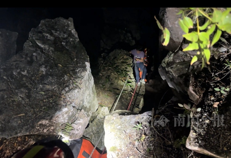 意外发生！柳州两男子爬“野生网红”山崖，一人不慎坠崖！同伴施救也被困