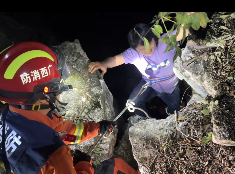 意外发生！柳州两男子爬“野生网红”山崖，一人不慎坠崖！同伴施救也被困