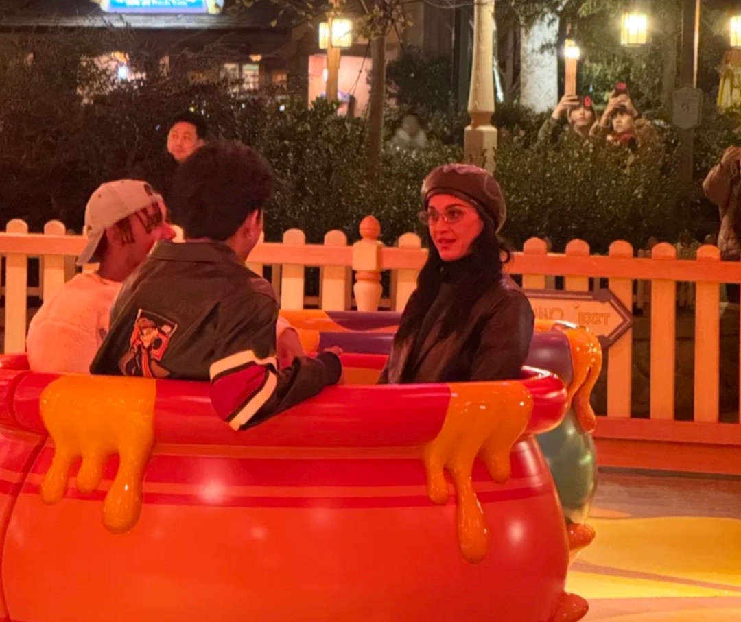 知名女歌手在上海迪士尼被偶遇，见证求婚！“一时不知道谁更幸福”