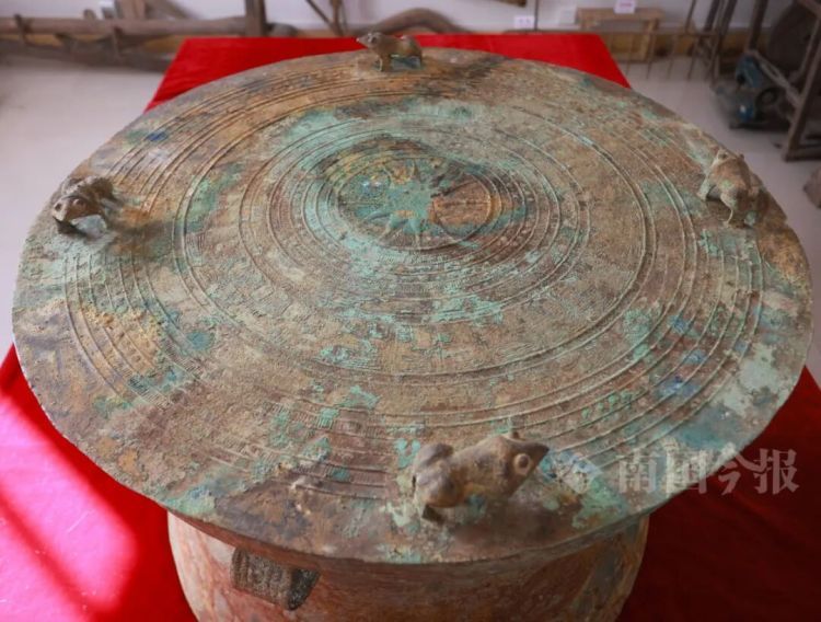 柳州大叔挖蚯蚓，竟挖出近60斤重“大宝贝”，来自千年前！