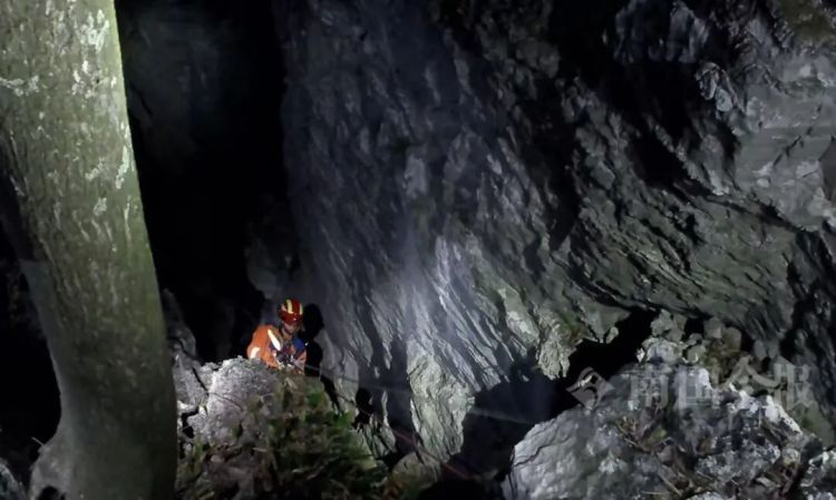 意外发生！柳州两男子爬“野生网红”山崖，一人不慎坠崖！同伴施救也被困