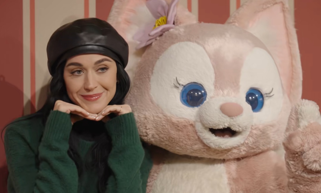 知名女歌手在上海迪士尼被偶遇，见证求婚！“一时不知道谁更幸福”