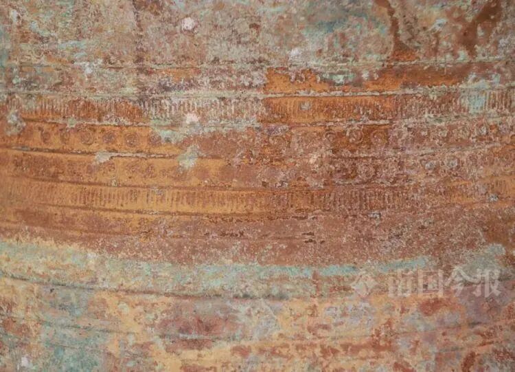 大叔挖蚯蚓，竟挖出上千年“大宝贝”