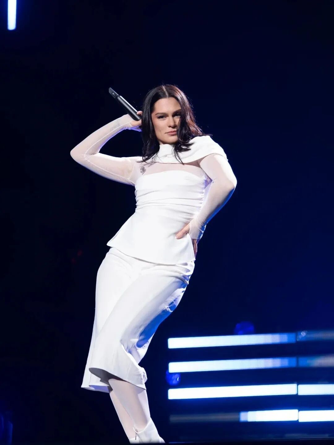 知名女歌手在上海迪士尼被偶遇，见证求婚！“一时不知道谁更幸福”