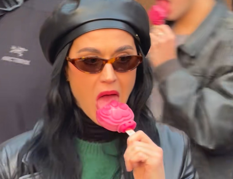 知名女歌手在上海迪士尼被偶遇，见证求婚！“一时不知道谁更幸福”