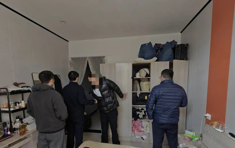 男子用偷卖金器给女友“制造浪漫”，还包13140元现金花束，女友报警把他抓了