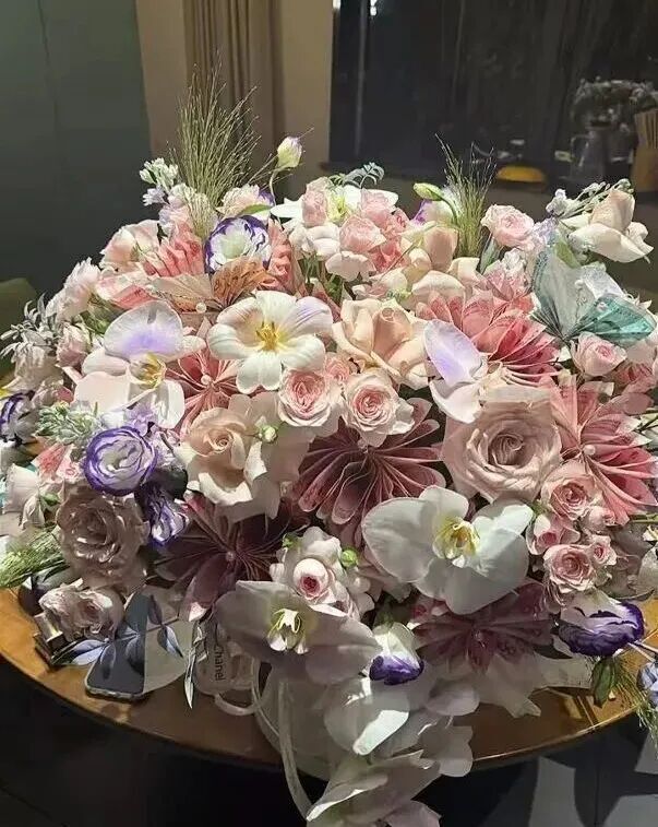 男子用偷卖金器给女友“制造浪漫”，还包13140元现金花束，女友报警把他抓了