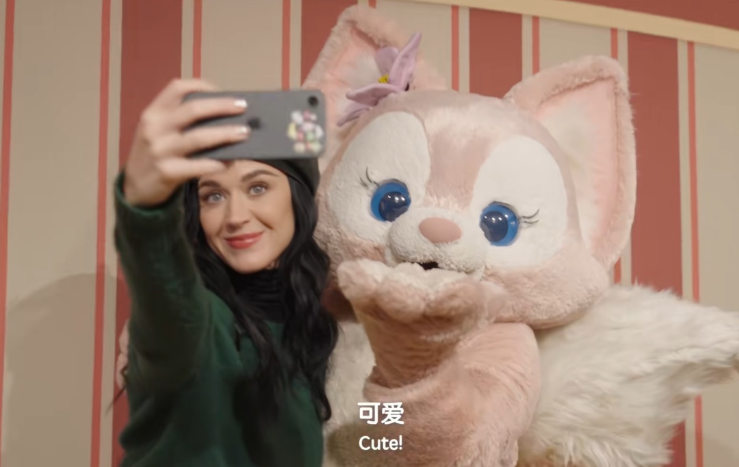 知名女歌手在上海迪士尼被偶遇，见证求婚！“一时不知道谁更幸福”