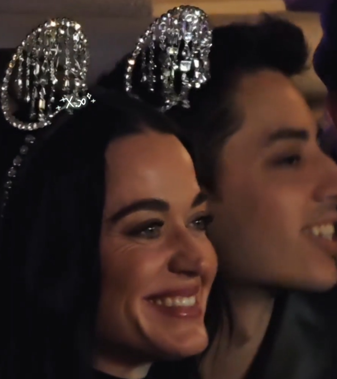 知名女歌手在上海迪士尼被偶遇，见证求婚！“一时不知道谁更幸福”