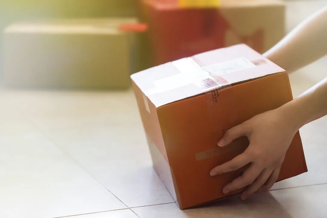 “帮人取个快递”，21岁大学生被判无期！咋回事？