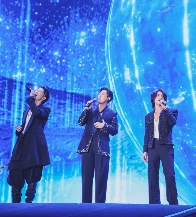 知名女歌手在上海迪士尼被偶遇，见证求婚！“一时不知道谁更幸福”