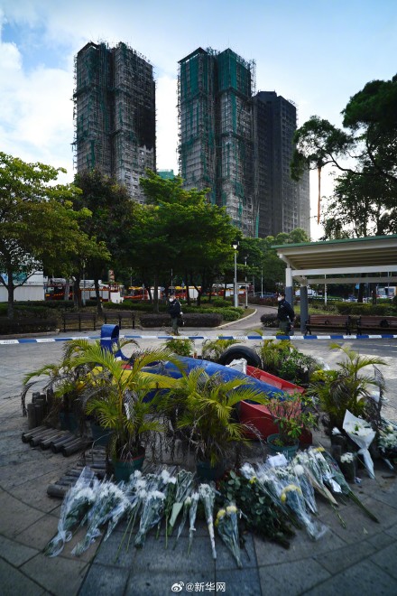 香港特区政府为大埔火灾遇难者举行悼念活动 市民自发参加悼念 香港特区政府为大埔火灾遇难者举行悼念活动 市民自发参加悼念