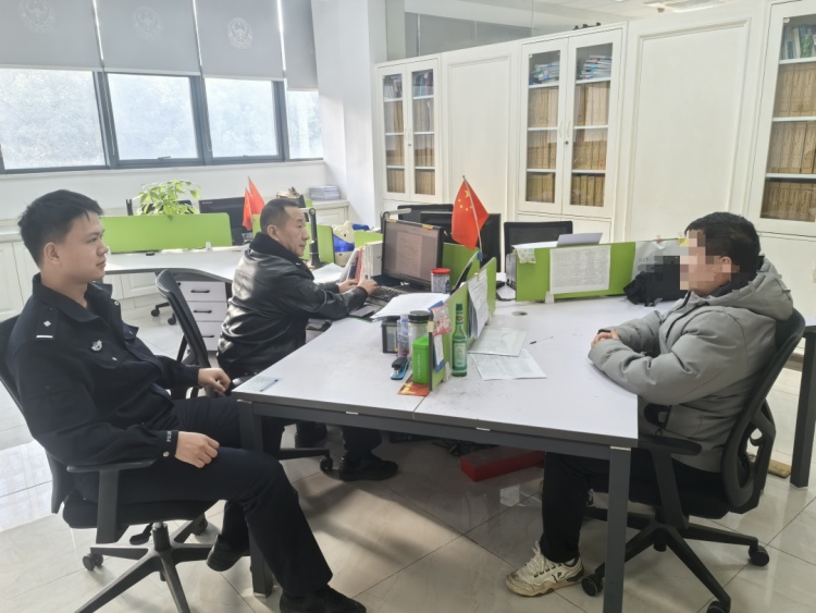 肇事逃逸还返回现场“打探” 警方12小时破案拘人 肇事逃逸还返回现场“打探” 警方12小时破案拘人