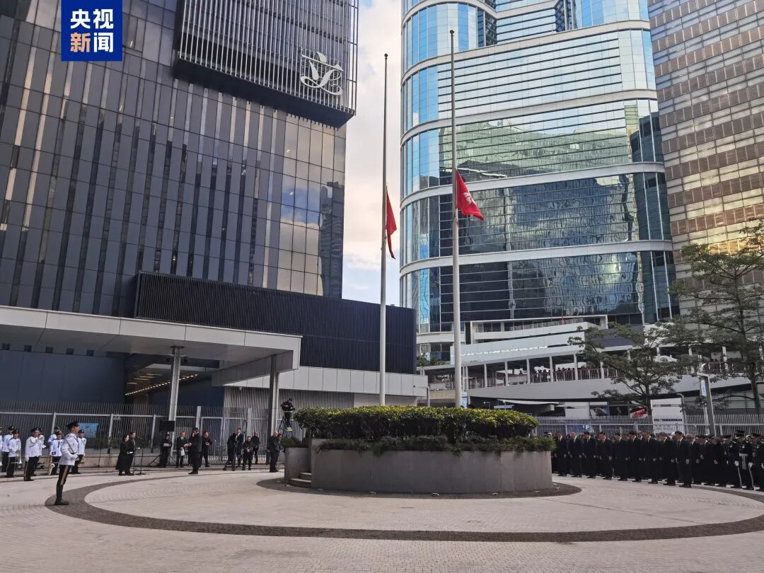 香港特区政府举行悼念活动!消防员进入火灾现场表情凝重,内部搜救画面曝光 香港特区政府举行悼念活动!消防员进入火灾现场表情凝重,内部搜救画面曝光