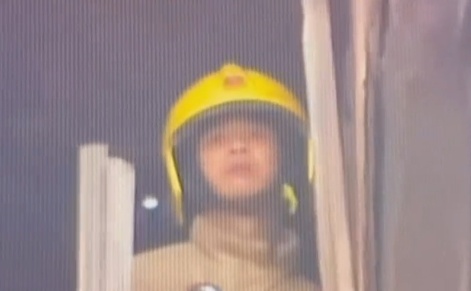 香港特区政府举行悼念活动!消防员进入火灾现场表情凝重,内部搜救画面曝光 香港特区政府举行悼念活动!消防员进入火灾现场表情凝重,内部搜救画面曝光