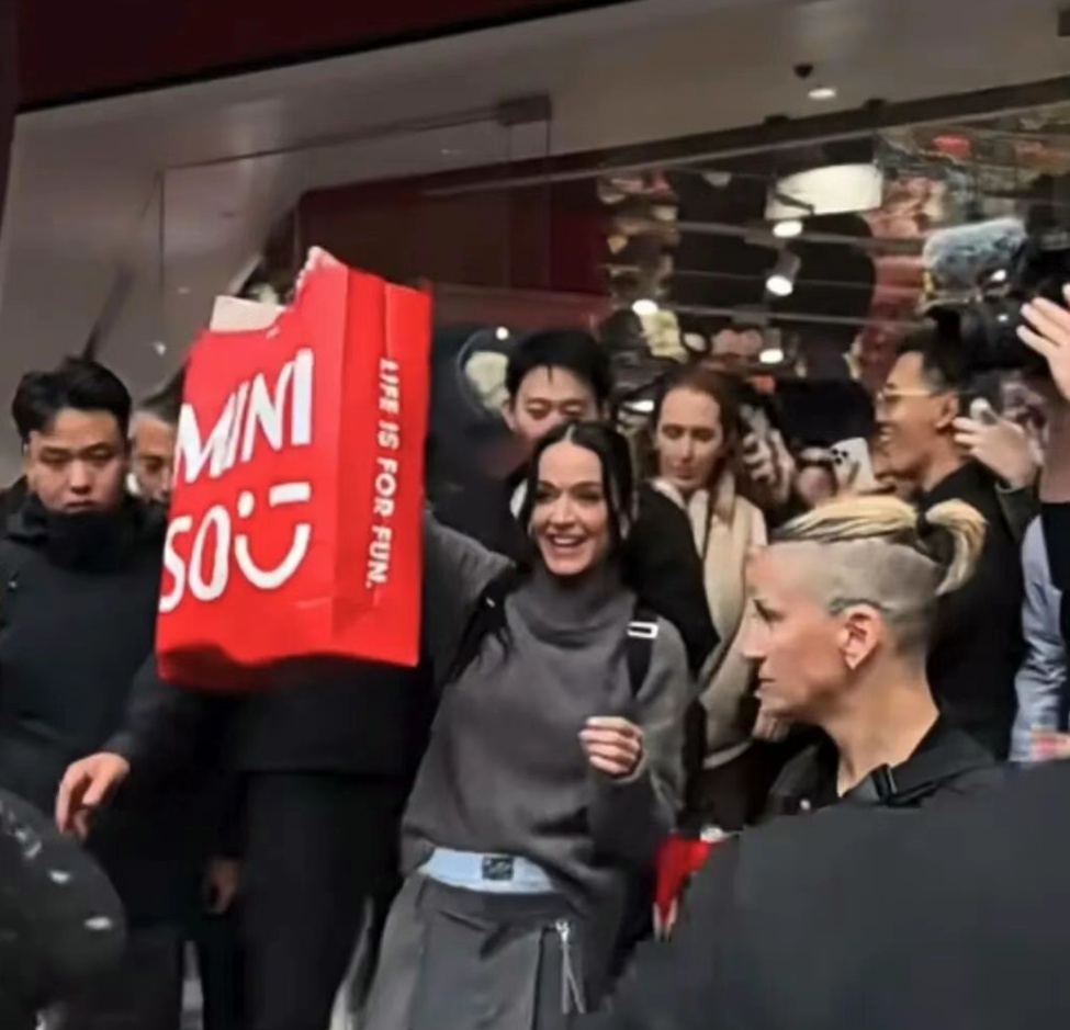 知名女歌手在上海迪士尼被偶遇，见证求婚！“一时不知道谁更幸福”