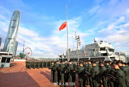 驻香港部队组织下半旗和默哀仪式 驻香港部队组织下半旗和默哀仪式