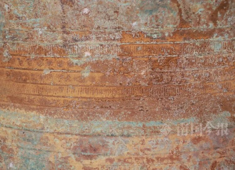 柳州大叔挖蚯蚓，竟挖出近60斤重“大宝贝”，来自千年前！