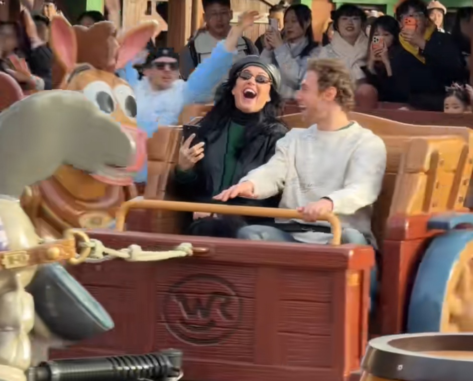 知名女歌手在上海迪士尼被偶遇，见证求婚！“一时不知道谁更幸福”