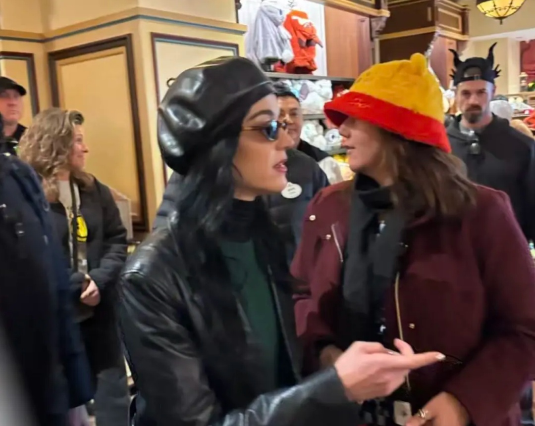 知名女歌手在上海迪士尼被偶遇，见证求婚！“一时不知道谁更幸福”