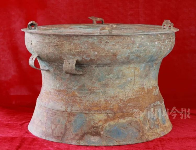 柳州大叔挖蚯蚓，竟挖出近60斤重“大宝贝”，来自千年前！