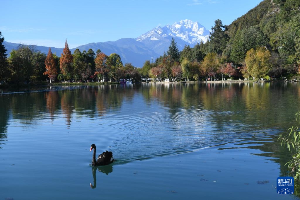 云南丽江：初冬雪山景色美