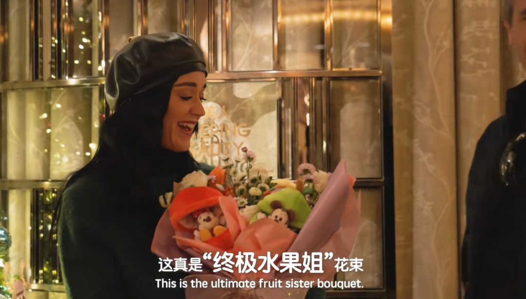 知名女歌手在上海迪士尼被偶遇，见证求婚！“一时不知道谁更幸福”