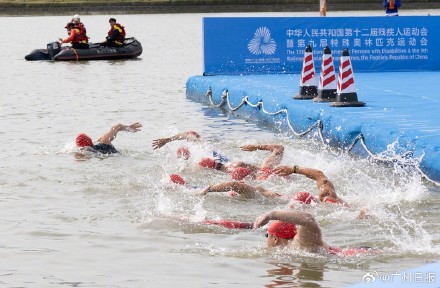 广州轮椅跑友破圈勇夺铁人奖牌