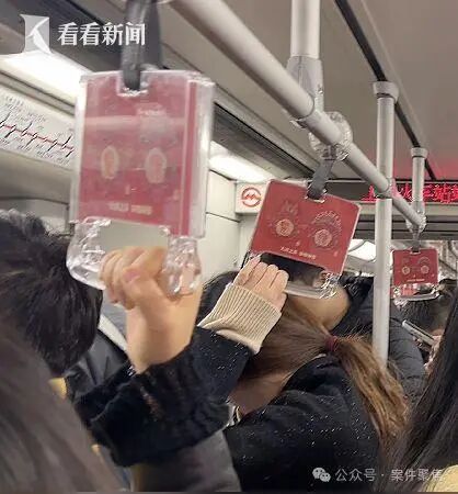 女子蹲坐在车厢，被摔倒乘客压骨折，起诉地铁公司索赔