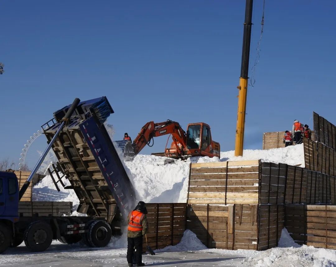 哈尔滨冰雪大世界新动态：“雪人一家”雪坯初具形态