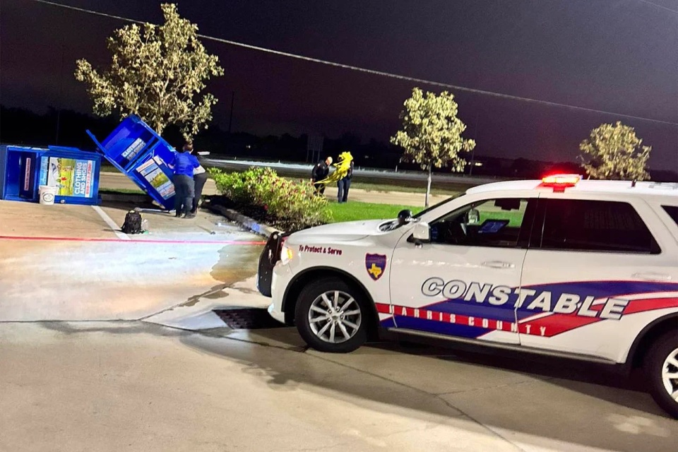 美国男子头朝下被困捐赠箱窒息身亡，死前曾报警求助，本想拿衣服