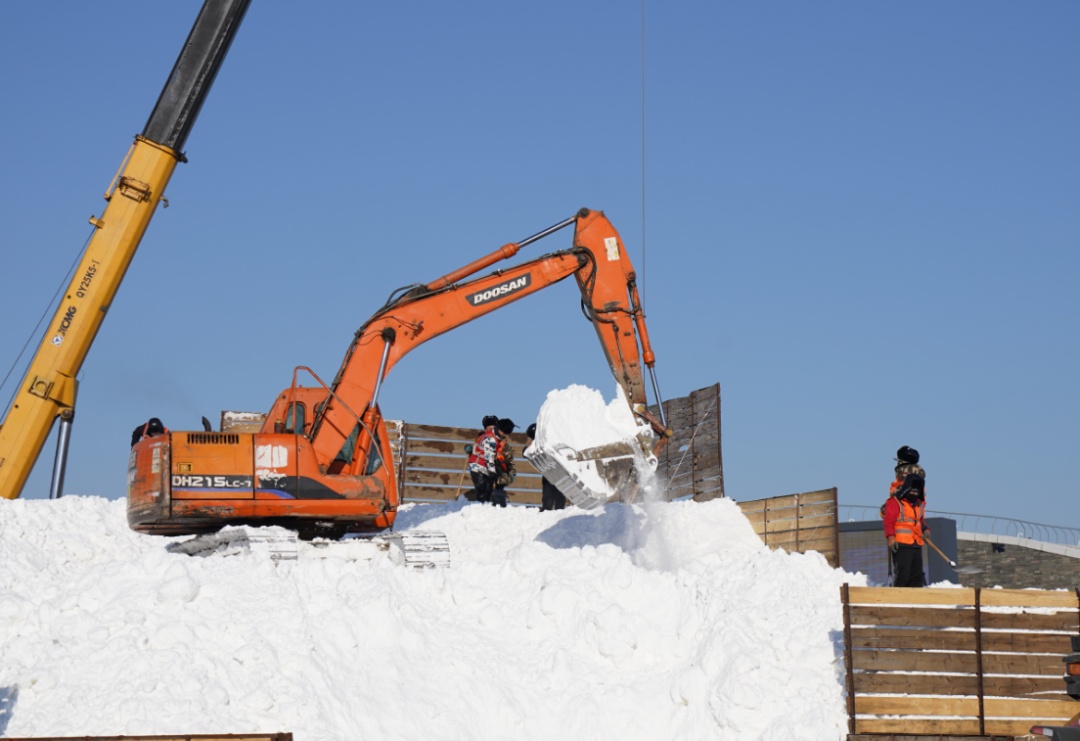 哈尔滨冰雪大世界新动态：“雪人一家”雪坯初具形态