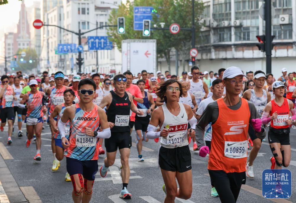 2025上海马拉松鸣枪开跑