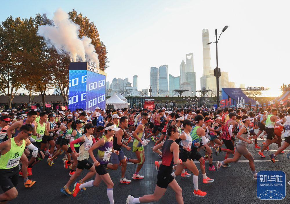 2025上海马拉松鸣枪开跑
