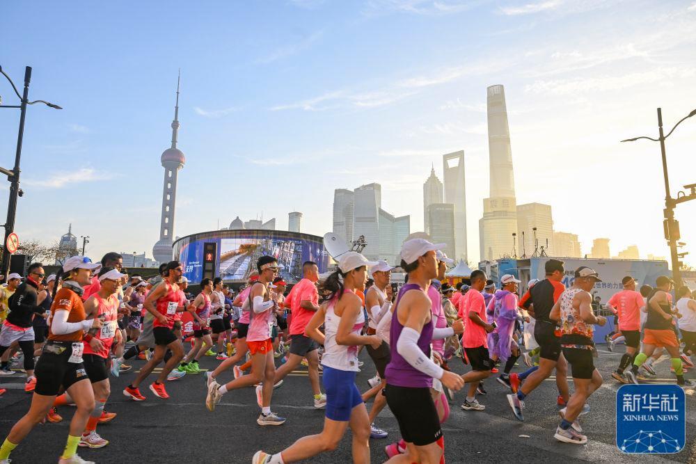 2025上海马拉松鸣枪开跑