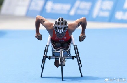广州轮椅跑友破圈勇夺铁人奖牌