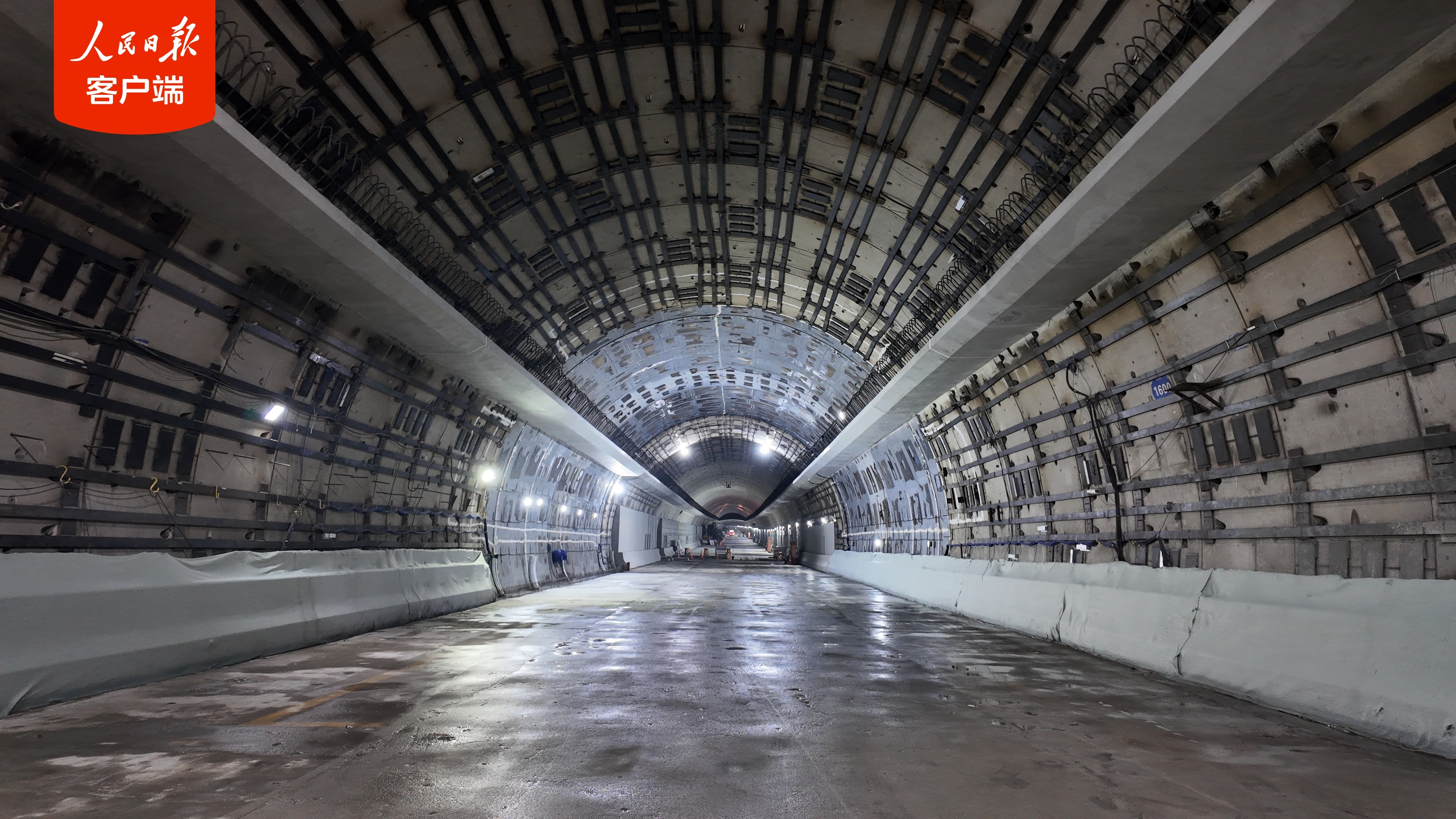 盾构机江底“牵手”！江阴靖江长江隧道主体结构完工