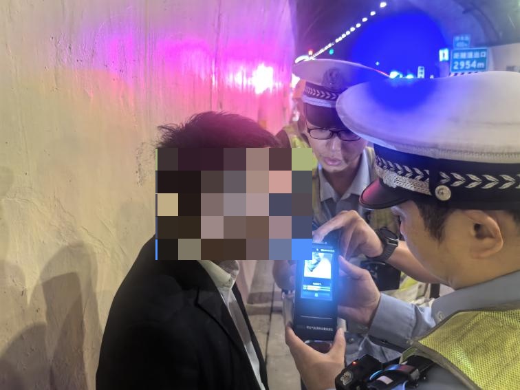 连续两晚，重庆同一隧道！这两人的“神操作”看呆交警